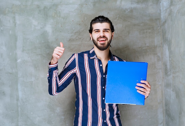 Man met een blauwe map maakte een succesvolle zakelijke deal.