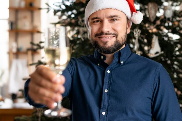 Man met een champagneglas op eerste kerstdag