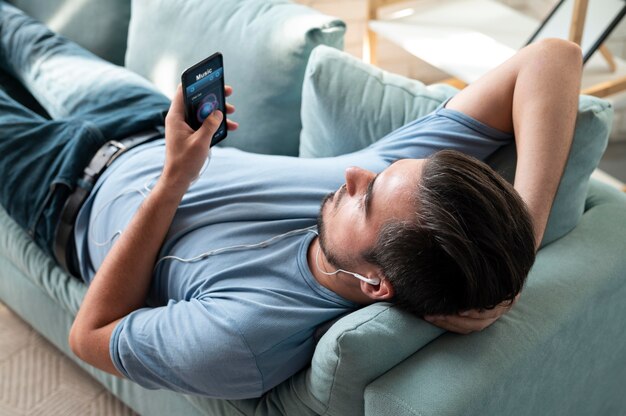 Man met een digitale assistent op zijn smartphone