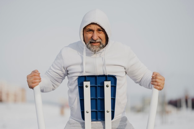 Gratis foto man met een gemiddelde shot buiten aan het trainen