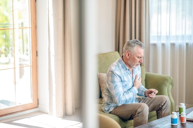 Man met een hartaanval op de bank