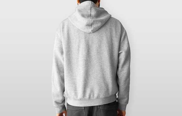 Man met een hoodie terug