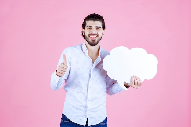 Man met een ideebord in de vorm van een wolk en geniet ervan.