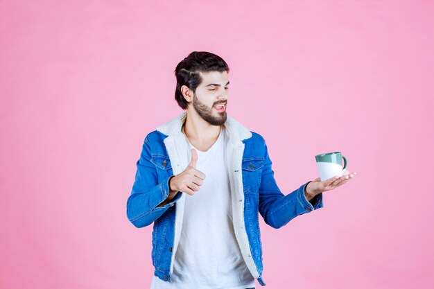 Man met een koffiekopje en genoten van de smaak