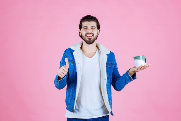 Man met een koffiekopje en genoten van de smaak