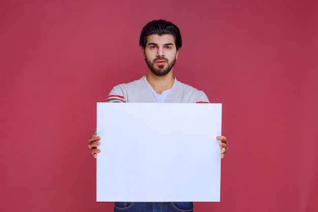 Man met een leeg idee bord en presentatie maken.