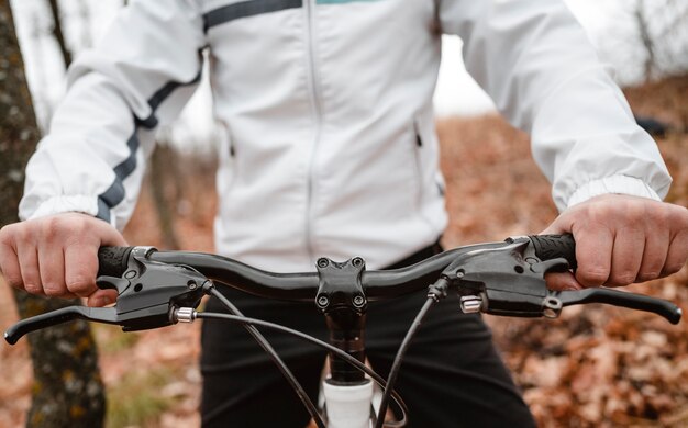 Man met een mountainbike op herfstbladeren