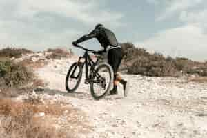 Gratis foto man met een mountainbike