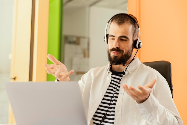 Gratis foto man met een onlinevergadering voor werk