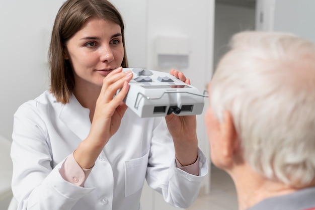 Man met een oog gezichtscontrole