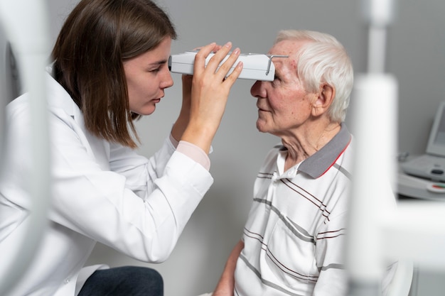 Gratis foto man met een oog gezichtscontrole