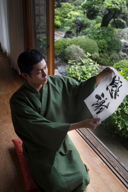 Man met een papier met Japans handschrift