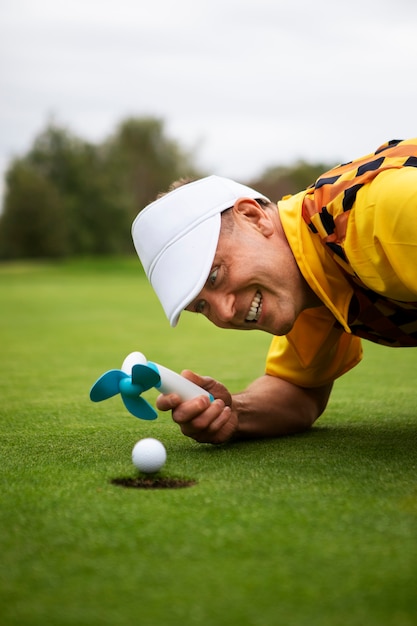 Man met een partijtje golf buiten