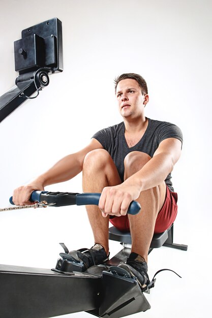 Man Met Een Persmachine In Een Fitnessclub.