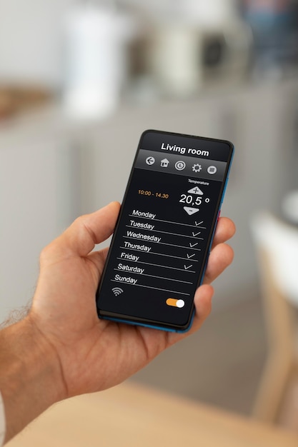 Man met een smartphone met een domotica-app