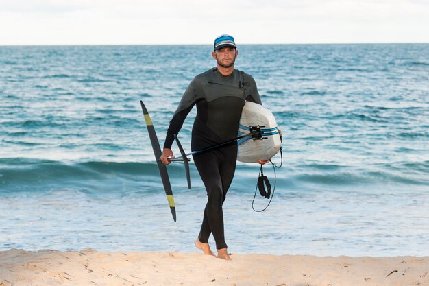 Man met een surfplank buitenshuis