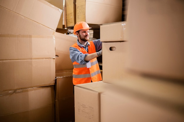 Man met een veiligheidsmuts op het werk