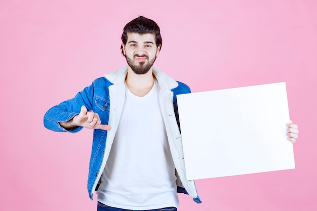 Man met een vierkant denkbord ziet er attent en ontevreden uit