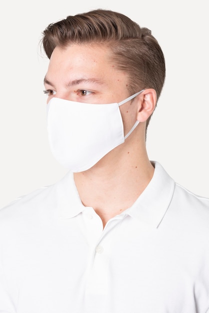 Man met eenvoudig wit masker voor covid-19-beschermingscampagne