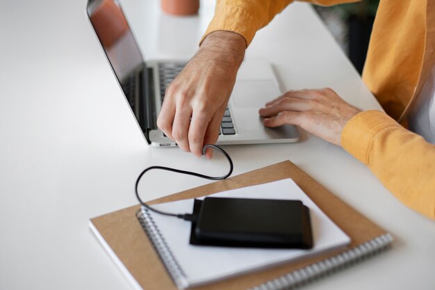 Man met externe opslag gebruikt