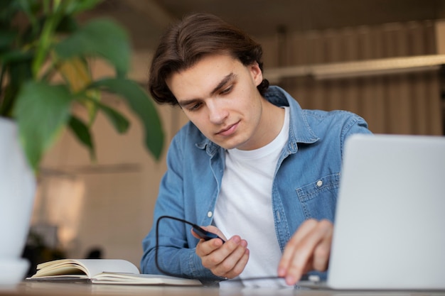 Man met externe opslag gebruikt