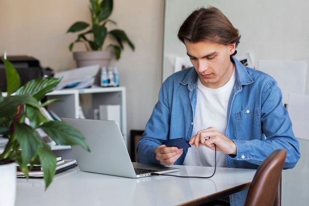 Man met externe opslag gebruikt