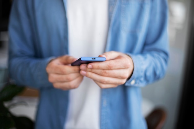 Man met externe opslag gebruikt