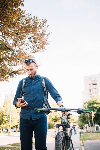 Man met fiets