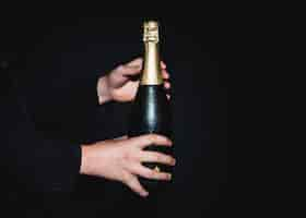 Gratis foto man met fles champagne