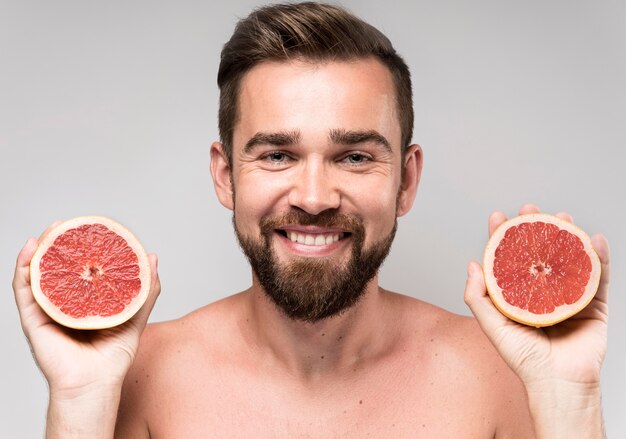 Man met gehalveerde grapefruit