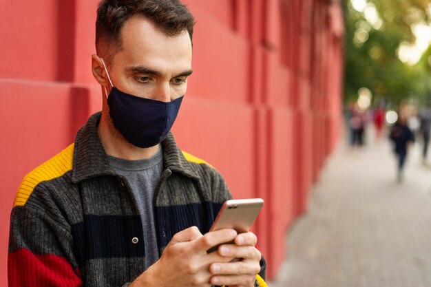 Man met gezichtsmasker en sociaal afstandsconcept