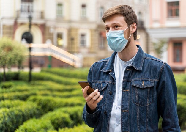 Man met gezichtsmasker wegkijken