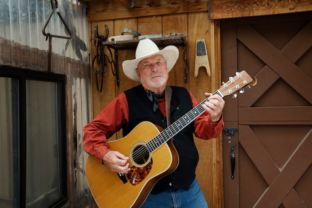 Gratis foto man met gitaar maakt zich klaar voor countrymuziekconcert