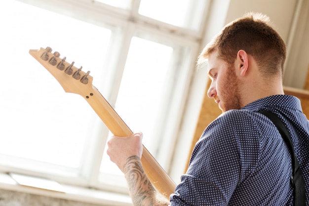 Gratis foto man met gitaar