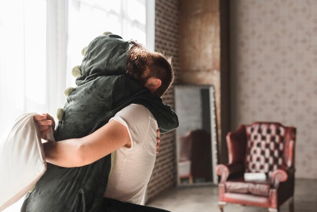 Man met haar vriendin kussen aan elkaar in de kamer