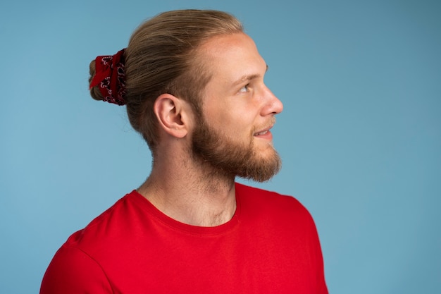 Man met haarclip zijaanzicht