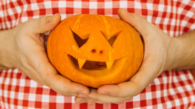 Man met Halloween Jack-O-Lantern