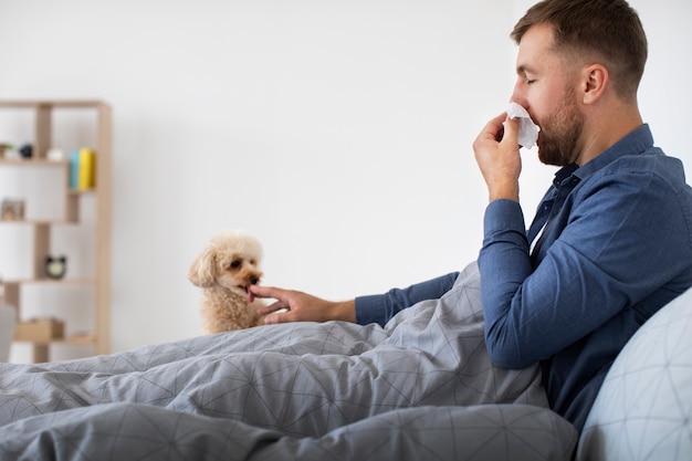 Man met hondenallergie zijaanzicht