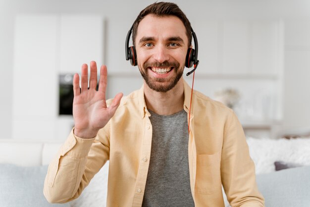 Man met hoofdtelefoon voor video-oproep