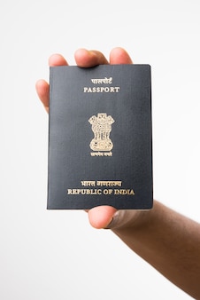 Man met indiaas paspoort op witte achtergrond, selectieve focus