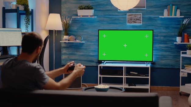 Man met joystick op groen scherm achtergrondweergave