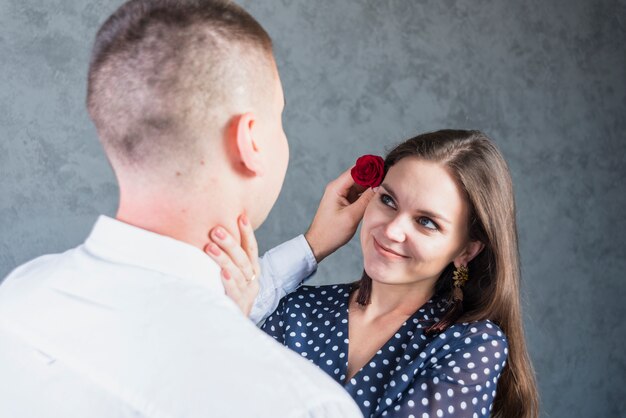 Man met kleine roos op het hoofd van de vrouw