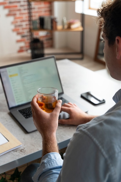 Gratis foto man met kombucha zijaanzicht