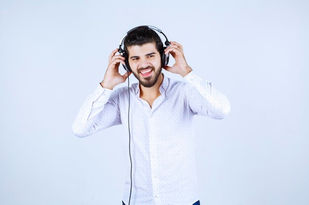 Man met koptelefoon en genieten van de muziek