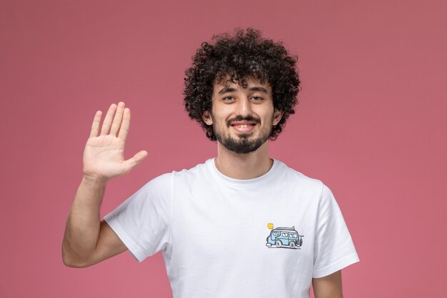 man met krullend haar geeft high five