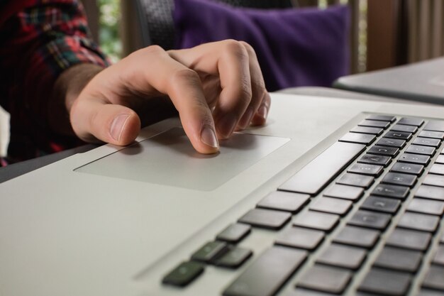 Man met laptop in de bar