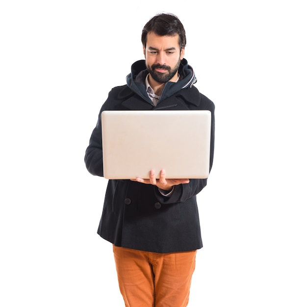 Man met laptop op witte achtergrond