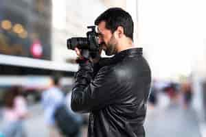 Gratis foto man met lederen jas fotograferen