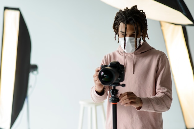 Man met masker fotograferen