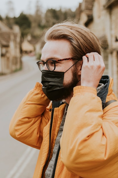 Man met masker in het nieuwe normale dorp